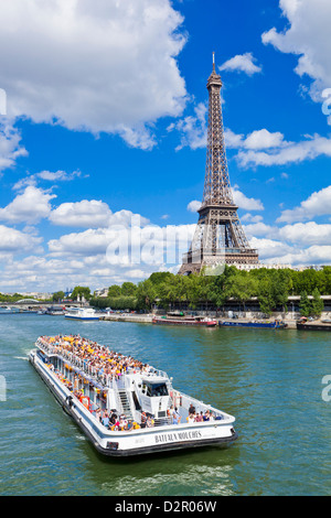 Bateaux Mouches tour in barca sul fiume Senna passando alla Torre Eiffel, Parigi, Francia, Europa Foto Stock