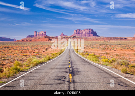 Strada vuota, Highway 163, Monument Valley, Utah, Stati Uniti d'America, America del Nord Foto Stock