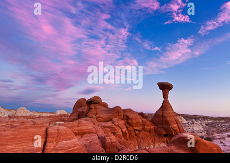 Toadstool Paria Rimrocks al tramonto, vicino a Kanab, Grand Staircase-Escalante monumento nazionale, Utah, Stati Uniti d'America Foto Stock