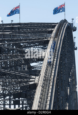 La gente che camminava sul Ponte del Porto di Sydney, Sydney, Nuovo Galles del Sud, Australia Pacific Foto Stock