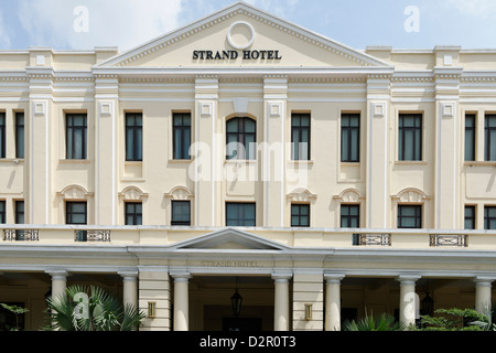 Lo Strand Hotel è un hotel in stile Vittoriano costruito nel 1896, Yangon (Rangoon), regione di Yangon, Myanmar Foto Stock