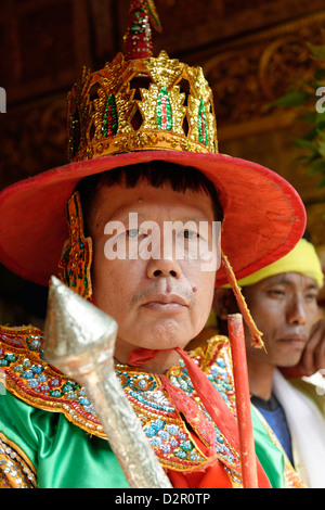 Una guardia le regine e i ministri alla più grande rituale Nat in Taungbyon, Mandalay Division, birmania, myanmar Foto Stock