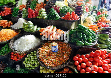 Le verdure nel mercato, Antsirabe, regione di Vakinankaratra, Madagascar, Africa Foto Stock