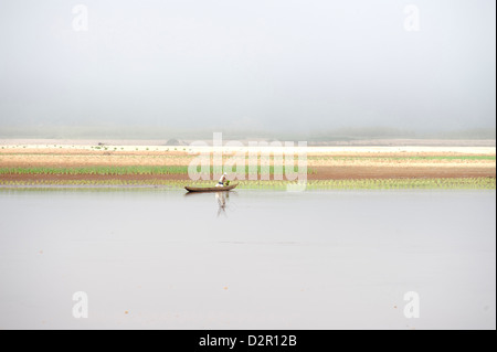 Lungo Tsiribihina, un fiume che scorre dal Madagascar nel canale del Mozambico da un delta, Madagascar, Oceano indiano, Africa Foto Stock