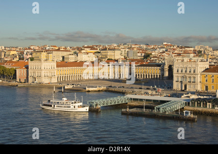 Vista da una nave da crociera, la mattina presto luce sulla Praca de Comercio, Lisbona, Portogallo, Europa Foto Stock