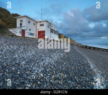 La stazione di salvataggio e scogliere dalla spiaggia di Sheringham, Norfolk, Inghilterra Foto Stock