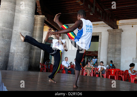 Capoeira performance al Mercado Modelo, Salvador (Salvador de Bahia), Bahia, Brasile, Sud America Foto Stock