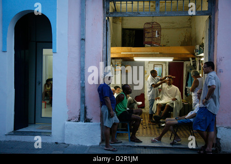 Gli uomini a livello locale barbiere, Cachoeira, Bahia, Brasile, Sud America Foto Stock