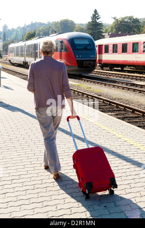 I vecchi vitale donna senior alla stazione. Viaggiare in vacanza Foto Stock