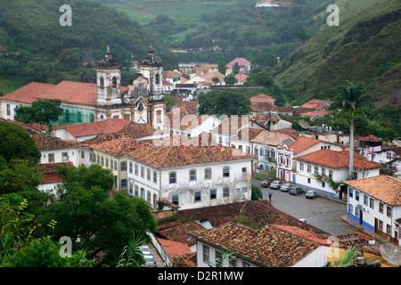 Una vista sopra la città di Ouro Preto, Sito Patrimonio Mondiale dell'UNESCO, Minas Gerais, Brasile, Sud America Foto Stock