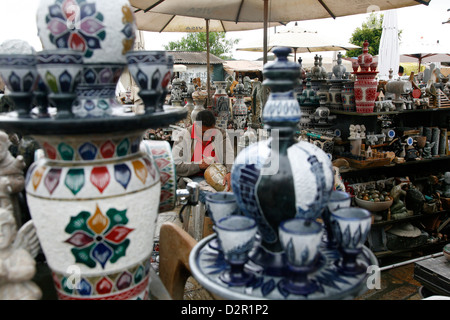 Mercato di artigianato nei pressi di Sao Francisco de Assis chiesa, Ouro Preto, Minas Gerais, Brasile, Sud America Foto Stock