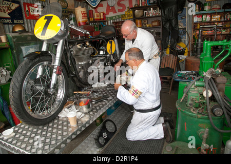 Classic motocicletta essendo riparato nel paddock al Goodwood sale riunioni Foto Stock