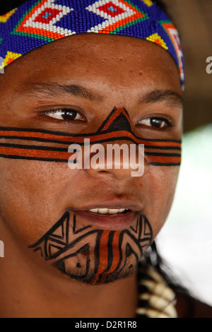 Ritratto di un indiano Pataxo uomo alla Reserva Indigena da Jaqueira vicino a Porto Seguro, Bahia, Brasile, Sud America Foto Stock