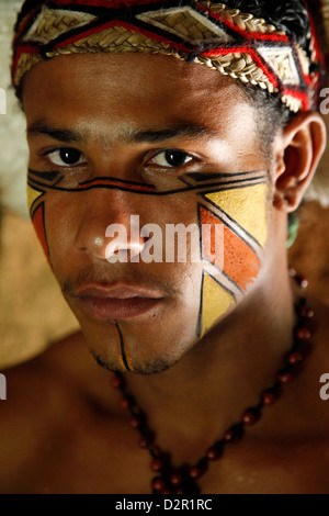 Ritratto di un indiano Pataxo uomo alla Reserva Indigena da Jaqueira vicino a Porto Seguro, Bahia, Brasile, Sud America Foto Stock
