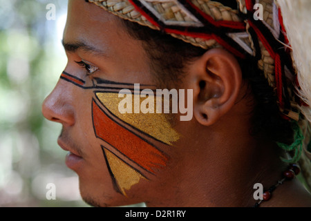 Ritratto di un indiano Pataxo uomo alla Reserva Indigena da Jaqueira vicino a Porto Seguro, Bahia, Brasile, Sud America Foto Stock