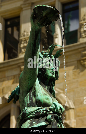 Stile neo-rinascimentale statua in una fontana a Amburgo Rathaus (Municipio), aperto 1886, Amburgo, Germania, Europa Foto Stock