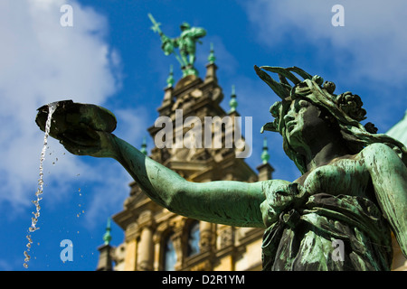 Stile neo-rinascimentale statua in una fontana a Amburgo Rathaus (Municipio), aperto 1886, Amburgo, Germania, Europa Foto Stock