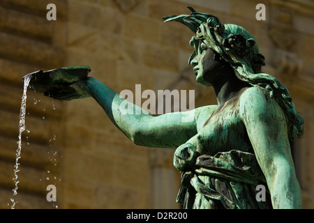 Stile neo-rinascimentale statua in una fontana a Amburgo Rathaus (Municipio), aperto 1886, Amburgo, Germania, Europa Foto Stock