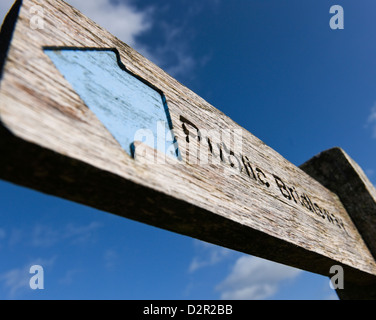 Cartello sulla South Downs che mostra la direzione di una pubblica Bridleway con cielo blu e nuvole bianche in background Foto Stock