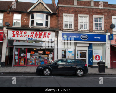 Alta locale stret negozi tra cui indipendente negozio di giocattoli e stivali il chimico in Addiscombe Croydon Surrey UK Foto Stock