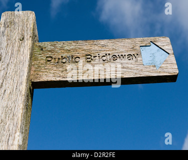 Cartello sulla South Downs che mostra la direzione di una pubblica Bridleway con cielo blu e nuvole bianche in background Foto Stock