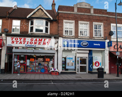 Alta locale stret negozi tra cui indipendente negozio di giocattoli e stivali il chimico in Addiscombe Croydon Surrey UK Foto Stock