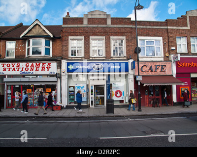 Alta locale stret negozi tra cui indipendente negozio di giocattoli e stivali il chimico in Addiscombe Croydon Surrey UK Foto Stock