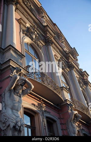 Le statue sulla facciata del palazzo Beloselskiy su Nevskiy Prospekt, San Pietroburgo, Russia, Europa Foto Stock