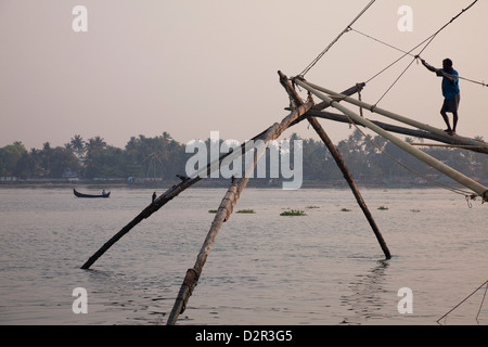 Pescatore per le reti da pesca cinesi sul lungomare a Kochi (Cochin), Kerala, India, Asia Foto Stock