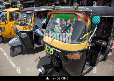 Risciò motorizzati per il noleggio in strada in Munnar Kerala, India, Asia Foto Stock