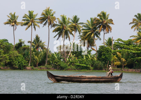 Pescatore in barca tradizionale del Kerala Backwaters, Kerala, India, Asia Foto Stock