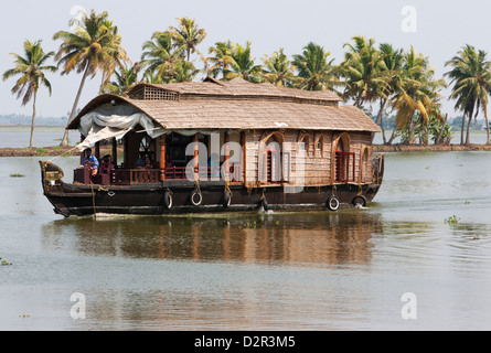 Kettuvallom tradizionale (private houseboat) che viaggia lungo il Kerala Backwaters, Kerala, India, Asia Foto Stock