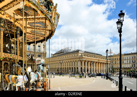 Merry Go Round su Allees de Tourny guardando verso l'Opera Nazionale, Bordeaux, Gironde, Aquitaine, Francia Foto Stock