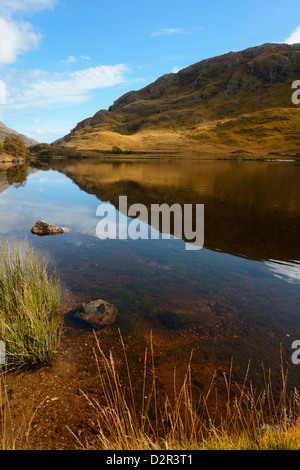 La riflessione di colori autunnali, Loch Eilt, Highlands, Scotland, Regno Unito, Europa Foto Stock