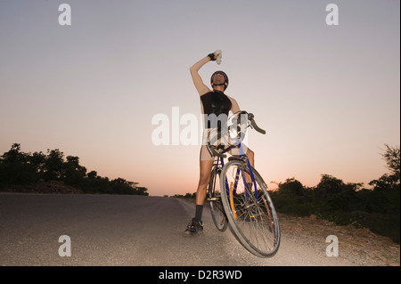Ciclista versando acqua su se stesso Foto Stock
