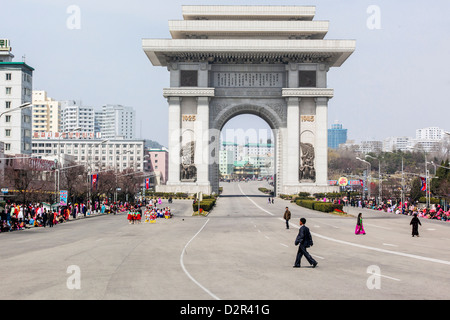 Celebrazioni di fronte all'Arco di Trionfo, il centesimo anniversario della nascita del Presidente Kim Il Sung, Pyongyang, Corea del Nord Foto Stock