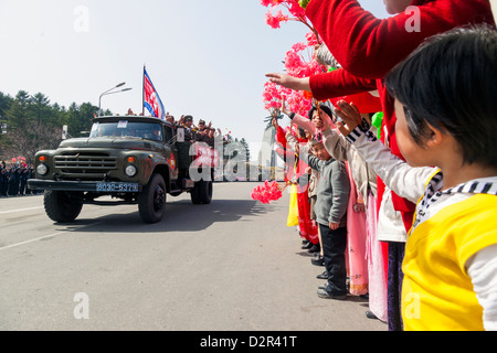 Parata militare durante le celebrazioni del centenario della nascita del Presidente Kim Il Sung, Pyongyang, Corea del Nord Foto Stock