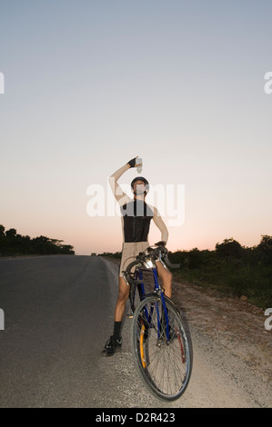 Ciclista versando acqua su se stesso Foto Stock