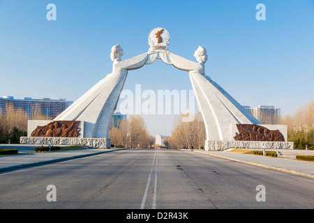 Monumento a tre carte della riunificazione nazionale, Pyongyang, Corea del Nord Foto Stock