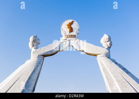 Monumento a tre carte della riunificazione nazionale, Pyongyang, Corea del Nord Foto Stock