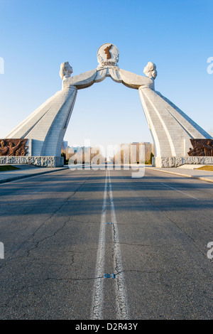 Monumento a tre carte della riunificazione nazionale, Pyongyang, Corea del Nord Foto Stock