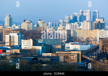 Vista in elevazione oltre lo skyline della città Pyongyang, Repubblica Popolare Democratica di Corea (DPRK), la Corea del Nord, Asia Foto Stock