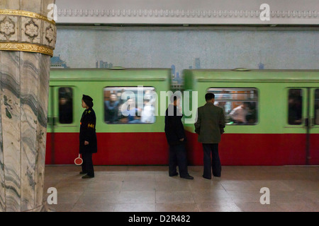 Uno dei molti 100 metro di profondità dalle stazioni della metropolitana sulla metropolitana di Pyongyang rete, Pyongyang, Corea del Nord Foto Stock