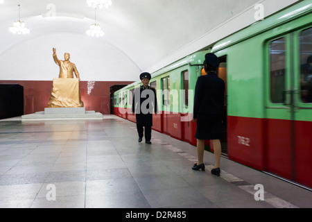 Uno dei molti 100 metro di profondità dalle stazioni della metropolitana sulla metropolitana di Pyongyang rete, Pyongyang, Corea del Nord Foto Stock