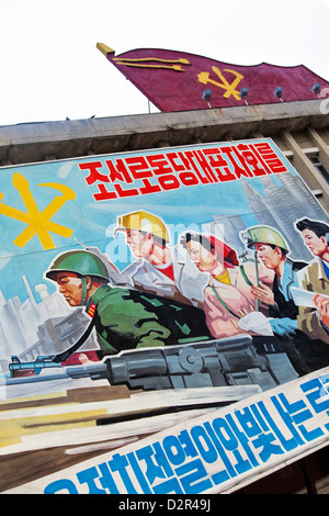 Poster di propaganda, Wonsan City, Repubblica Popolare Democratica di Corea (DPRK), la Corea del Nord, Asia Foto Stock