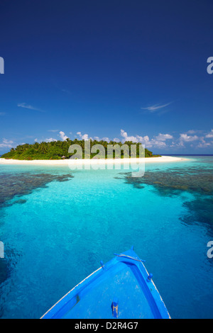 La voce in barca per l'isola deserta, Maldive, Oceano Indiano, Asia Foto Stock