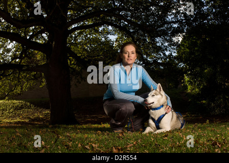Donna con cani husky nel ritratto del parco Foto Stock