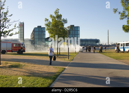 La masterizzazione di contenitore di rifiuti di fronte alla principale stazione ferroviaria Foto Stock