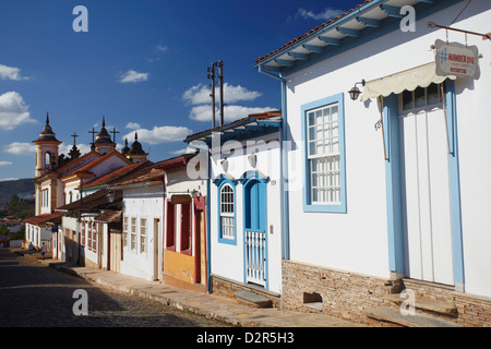Case coloniali e di Nossa Senhora do Carmo Chiesa, mariana, Minas Gerais, Brasile, Sud America Foto Stock