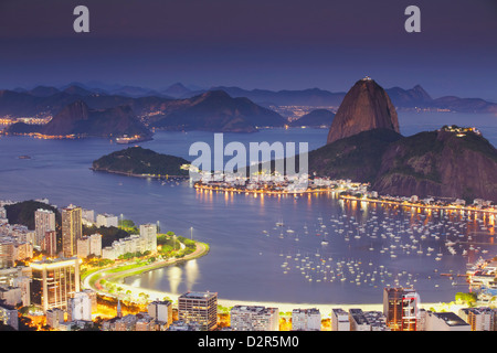 Vista la Montagna Sugar Loaf (Pao de Acucar) e il Botafogo Bay al crepuscolo, Rio de Janeiro, Brasile, Sud America Foto Stock